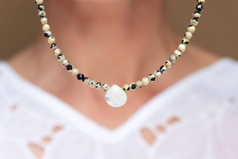 Halskette mit Mondstein und Dalmatiner Jaspis mit 18K vergoldetem Verschluss – Minimalistisch Perlenschmuck, Handmade von eilenna