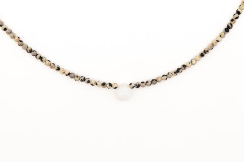 Halskette mit Mondstein und Dalmatiner Jaspis mit 18K vergoldetem Verschluss – Minimalistisch Perlenschmuck, Handmade von eilenna