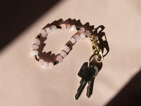 Schlüsselkette kurz aus Naturstein aus Rosenquarz, Universal Kette mit Karabinern, Echter Steinschmuck, Handmade von eilenna