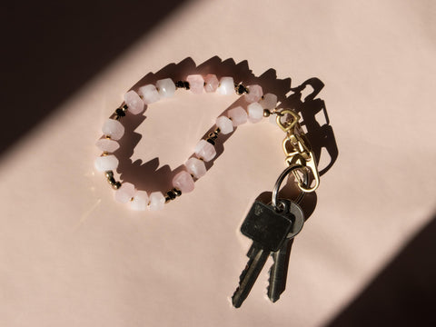 Handykette kurz aus Rosenquarz Naturstein Perlen, universal Handschlaufe und Schlüsselanhänger mit Karabinern handmade von eilenna