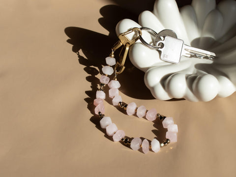 Schlüsselkette kurz aus Naturstein aus Rosenquarz, Universal Kette mit Karabinern, Echter Steinschmuck, Handmade von eilenna