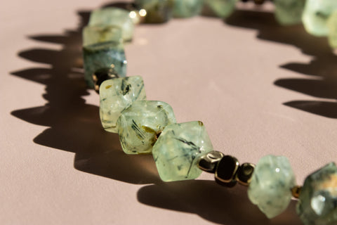 Schlüsselkette kurz aus Naturstein aus Prehnit, Universal Kette mit Karabinern, Echter Steinschmuck, Handmade von eilenna