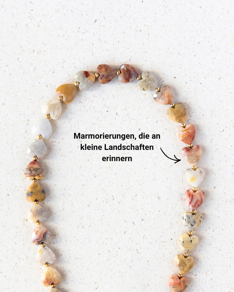 Kurze Handykette mit Crazy Lace Agate Herzperlen – Für Lebensfreude & Optimismus