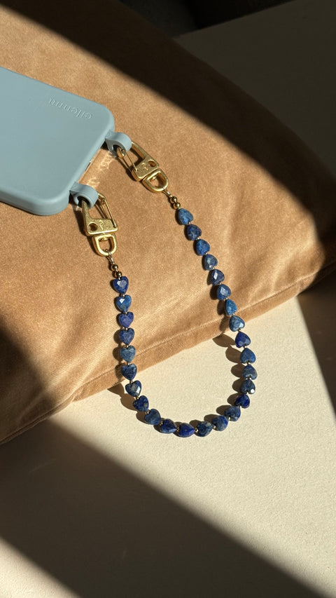 Kurze Handykette mit Lapislazuli Herzperlen – Für innere Stärke