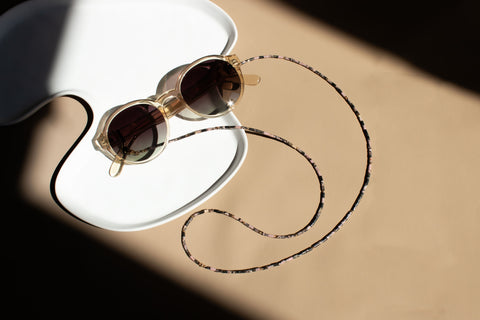 Brillenkette aus schwarzem Rhodonit & Gold