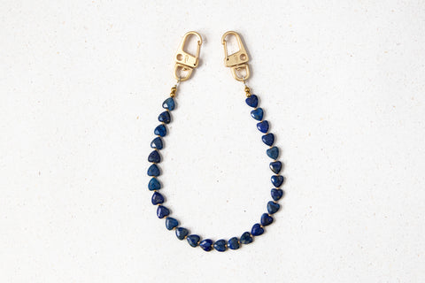Kurze Handykette mit Lapislazuli Herzperlen – Für innere Stärke