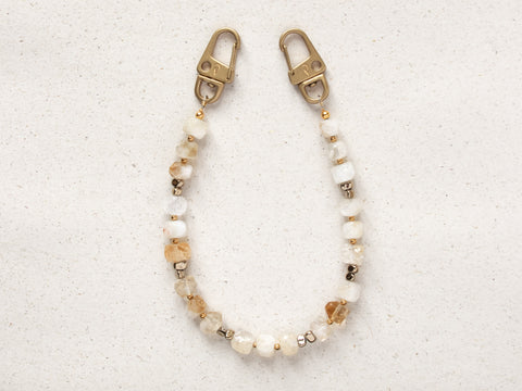 Kurze Handykette mit Natursteinen