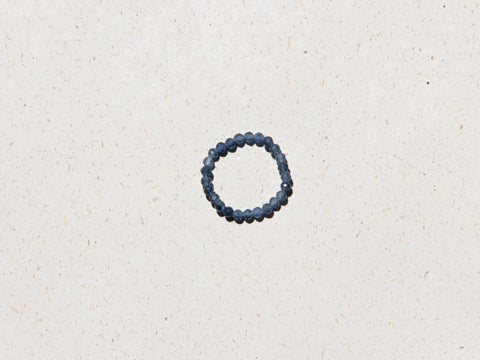 Ring mit blau facettierten Spinell Edelsteinen, Aqualis Ring