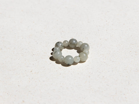 Ring aus grauem Labradorit, Mell Ring