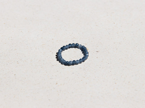 Ring mit blau facettierten Spinell Edelsteinen, Aqualis Ring