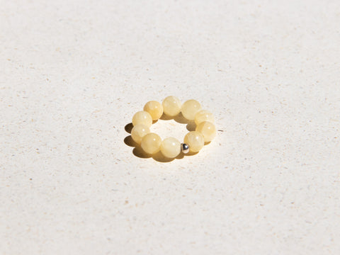 Ring aus Chalcedon & 18 Karat vergoldeter Perle, Nalaya Ring