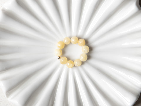 Ring aus Chalcedon & 18 Karat vergoldeter Perle, Nalaya Ring