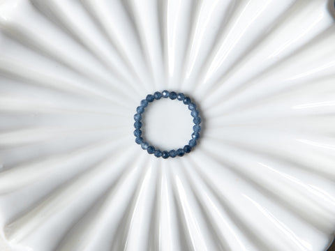 Ring mit blau facettierten Spinell Edelsteinen, Aqualis Ring