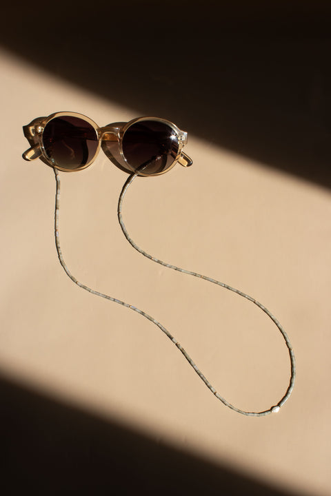 Brillenkette aus grauem Labradorit, Süßwasserperle & Gold
