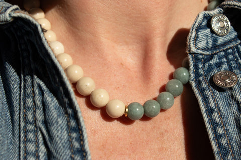 Edelstein Kette Burmesische Jade & Fossilstein, Naturstein Halskette Damen, Duo Design 18K Gold Verschluss, Handmade Schmuck eilenna