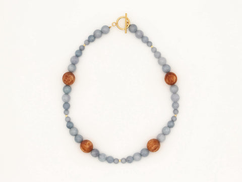 Halskette aus Chalcedon & Bernsteinholz