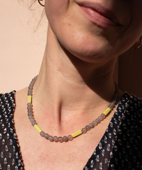 Graue Achat Halskette mit Steinperlen, Naturstein Kette Damen Grau Gelb, 18K Vergoldet, Handgemachter Schmuck von eilenna