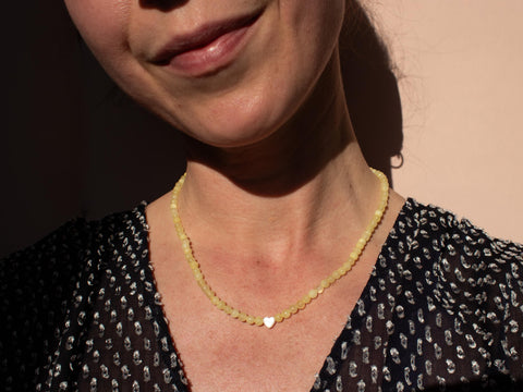 Halskette aus Zitronen-Chalcedon und Herz-Muschelperle