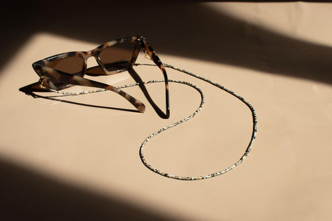 Brillenkette aus Naturstein Dalmatiner Jaspis & 18K vergoldeten Karabinern, 2-in-1 Sonnenbrillen-Kette und Halskette, Handmade von eilenna