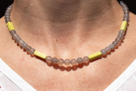Graue Achat Halskette mit Steinperlen, Naturstein Kette Damen Grau Gelb, 18K Vergoldet, Handgemachter Schmuck von eilenna