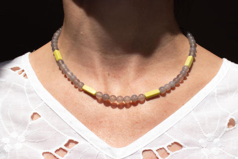 Graue Achat Halskette mit Steinperlen, Naturstein Kette Damen Grau Gelb, 18K Vergoldet, Handgemachter Schmuck von eilenna