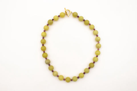 Halskette aus Naturstein Perlen Zitronen Chalcedon und Amethyst mit 18K vergoldetem Verschluss Halsschmuck für Damen, Handmade von eilenna