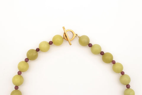 Halskette aus Naturstein Perlen Zitronen Chalcedon und Amethyst mit 18K vergoldetem Verschluss Halsschmuck für Damen, Handmade von eilenna