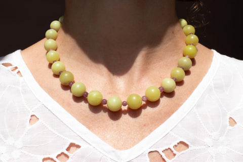 Halskette aus Naturstein Perlen Zitronen Chalcedon und Amethyst mit 18K vergoldetem Verschluss Halsschmuck für Damen, Handmade von eilenna