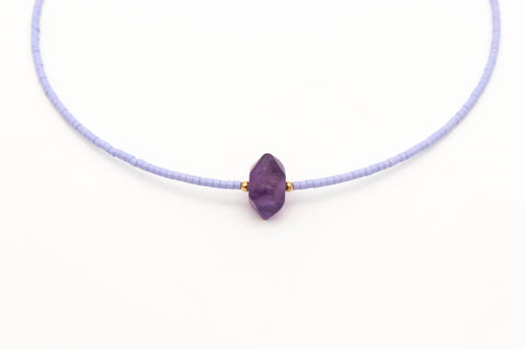 Halskette aus Amethyst Naturstein und Acrylperlen mit 18K vergoldetem Verschluss – Minimalistisch Perlenschmuck, Handmade von eilenna