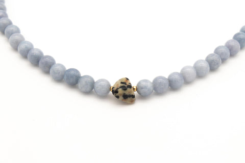 Halskette aus blauen Chalcedon Natursteinen und Dalmatiner Jaspis, Halsschmuck für Damen, Handmade von eilenna