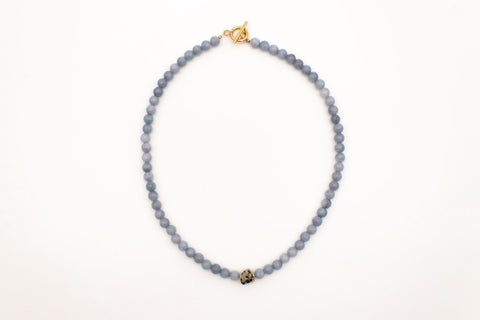 Halskette aus blauen Chalcedon Natursteinen und Dalmatiner Jaspis, Halsschmuck für Damen, Handmade von eilenna