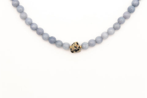 Halskette aus blauen Chalcedon Natursteinen und Dalmatiner Jaspis, Halsschmuck für Damen, Handmade von eilenna