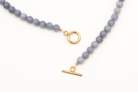 Halskette aus blauen Chalcedon Natursteinen und Dalmatiner Jaspis, Halsschmuck für Damen, Handmade von eilenna