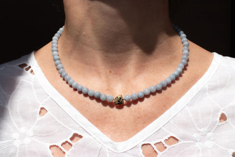 Halskette aus blauen Chalcedon Natursteinen und Dalmatiner Jaspis, Halsschmuck für Damen, Handmade von eilenna