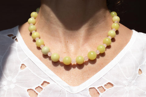 Halskette aus Naturstein Perlen Zitronen Chalcedon mit 18K vergoldetem Verschluss Halsschmuck für Damen, Handmade von eilenna