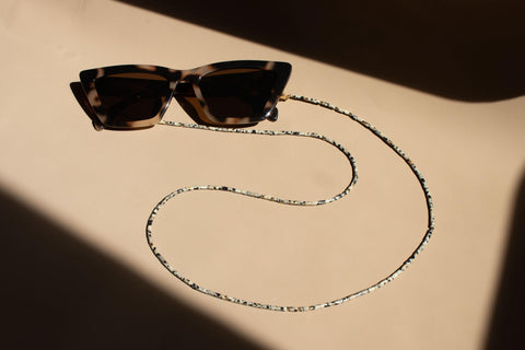 Brillenkette aus Naturstein Dalmatiner Jaspis & 18K vergoldeten Karabinern, 2-in-1 Sonnenbrillen-Kette und Halskette, Handmade von eilenna