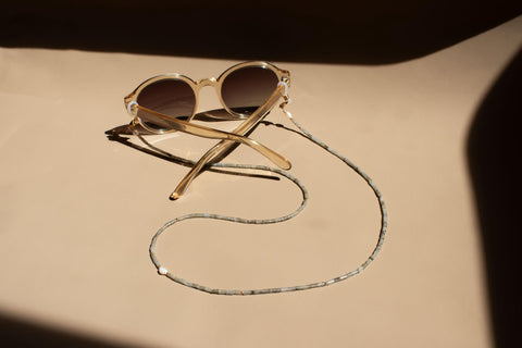 Brillenkette aus grauem Labradorit & Süßwasserperle, Handmade Brillenzubehör von eilenna, 2-in-1 Sonnenbrillen-Kette und Halskette