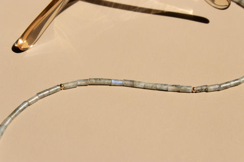 Brillenkette aus grauem Labradorit & Süßwasserperle, Handmade Brillenzubehör von eilenna, 2-in-1 Sonnenbrillen-Kette und Halskette