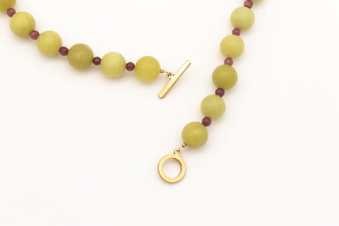 Halskette aus Naturstein Perlen Zitronen Chalcedon und Amethyst mit 18K vergoldetem Verschluss Halsschmuck für Damen, Handmade von eilenna