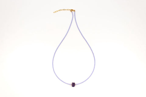 Halskette aus Amethyst Naturstein und Acrylperlen mit 18K vergoldetem Verschluss – Minimalistisch Perlenschmuck, Handmade von eilenna