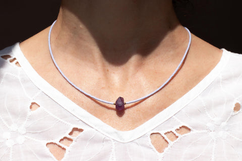 Halskette aus Amethyst Naturstein und Acrylperlen mit 18K vergoldetem Verschluss – Minimalistisch Perlenschmuck, Handmade von eilenna