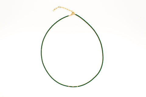 Halskette mit grünen Acrylperlen und 18k vergoldeten Zwischenperlen – Minimalistisch Perlenschmuck, Handmade von eilenna
