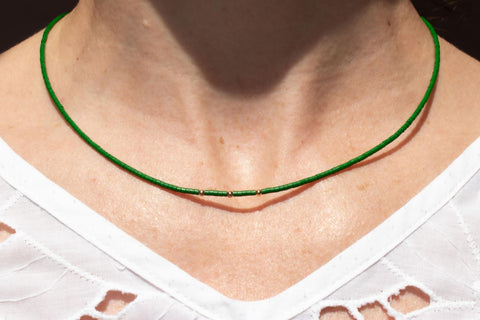 Halskette mit grünen Acrylperlen und 18k vergoldeten Zwischenperlen – Minimalistisch Perlenschmuck, Handmade von eilenna