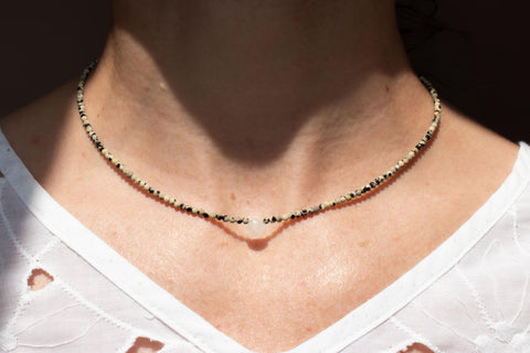 Halskette mit Mondstein und Dalmatiner Jaspis mit 18K vergoldetem Verschluss – Minimalistisch Perlenschmuck, Handmade von eilenna