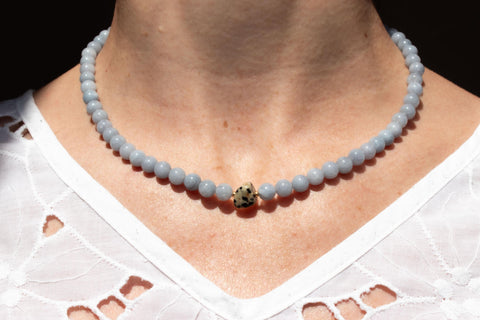 Halskette aus blauen Chalcedon Natursteinen und Dalmatiner Jaspis, Halsschmuck für Damen, Handmade von eilenna