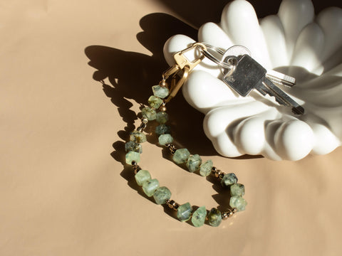Schlüsselkette kurz aus Naturstein aus Prehnit, Universal Kette mit Karabinern, Echter Steinschmuck, Handmade von eilenna