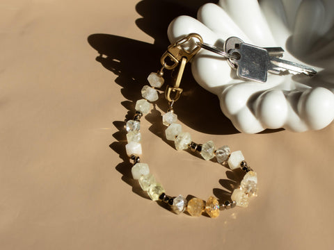 Handykette kurz aus Citrin Naturstein Perlen, universal Handschlaufe und Schlüsselanhänger mit Karabinern handmade von eilenna