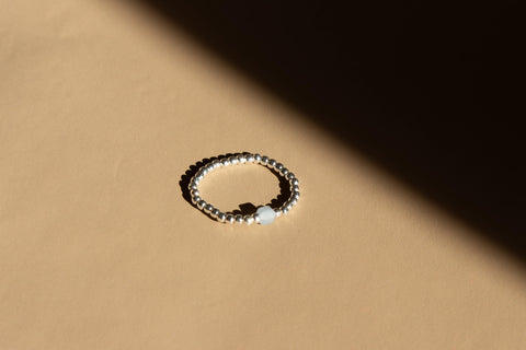 Ring mit Edelsteinen & 925 Silberperlen, Elastischer Perlen Ring, Geschenk Frauen, handmade von eilenna