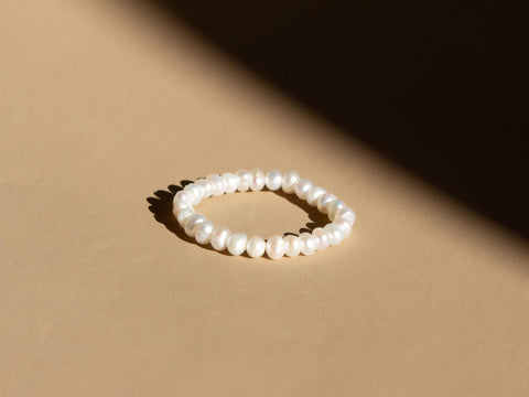 Ring mit Süsswasserperlen, Elastischer Perlen Ring, Geschenk Frauen, Liora Ring von eilenna