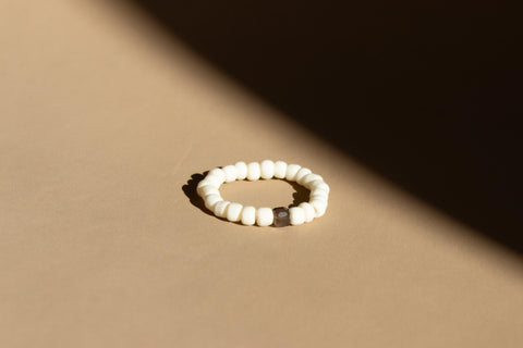 Ring mit Obsidian Edelstein und Acrylperlen, Perlen Ring, dehnbar elastischer Ring, Nivaan Ring von eilenna